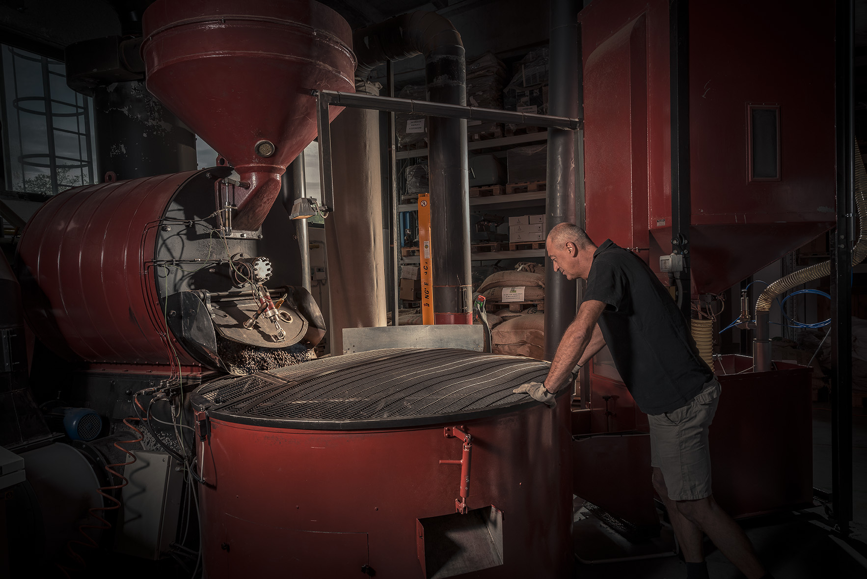 Kaffeeröster bei der Arbeit in der Primo-Aroma-Rösterei
