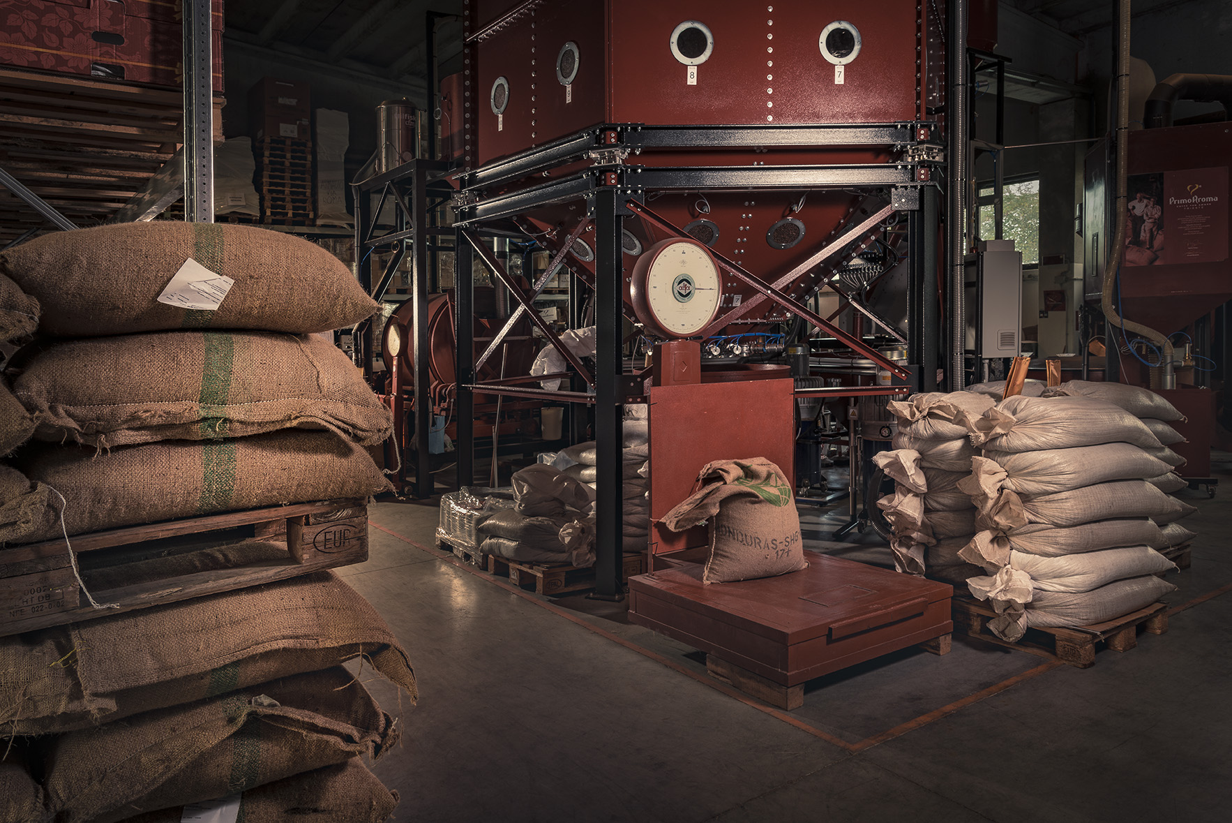 Kaffeesäcke und Maschinen in der Rösterei