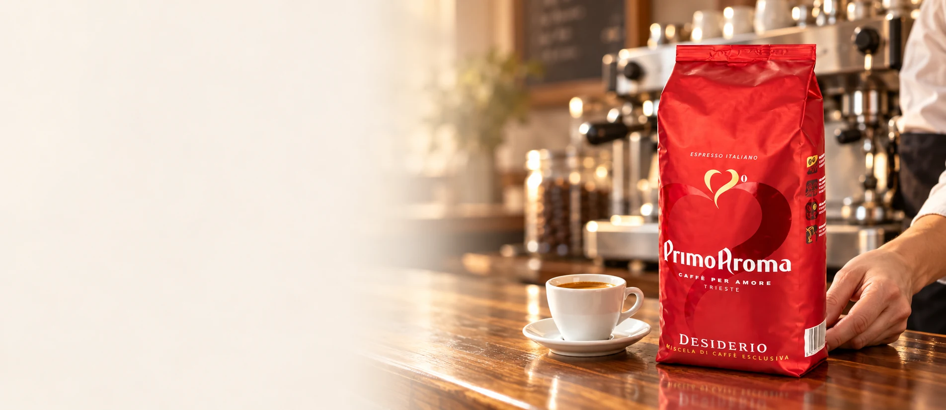 Rote Primo Aroma Desiderio Kaffeepackung mit Espresso und der Hand eines Baristas an einer Kaffeebar