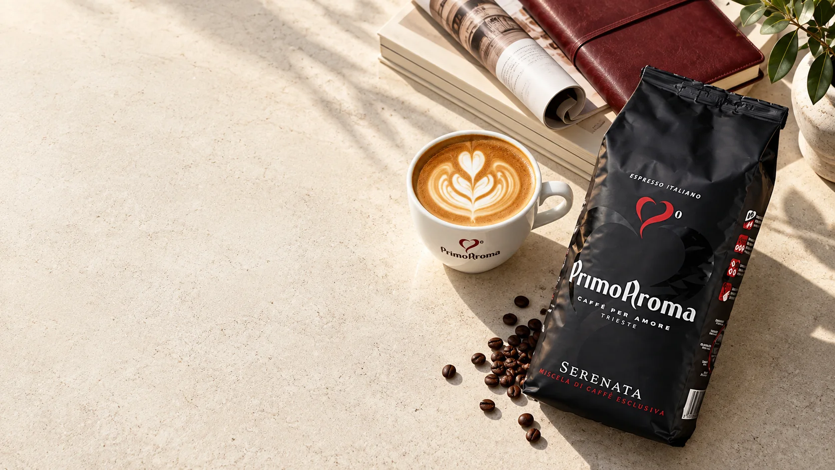 Primo Aroma Serenata und Cappuccino neben Büchern auf hellem Stein